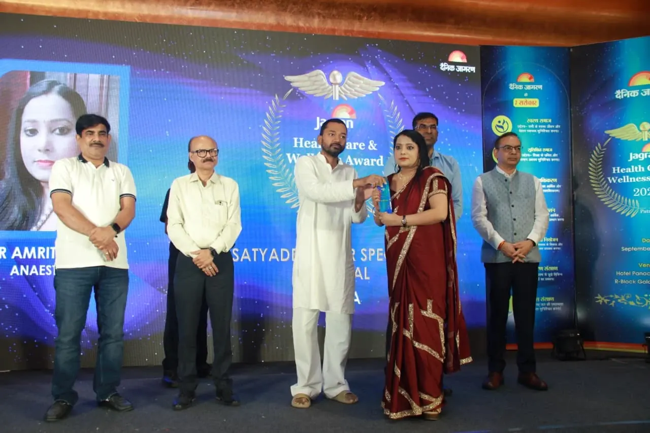 Dr. Amrita Sinha of Satyadev Super Speciality Hospital receiving the Jagran Health Care and Wellness Award